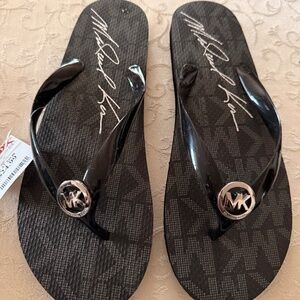 NEW MICHAEL KORS SIGNED BLACK FLIP FLOPS w/ MK insignia. size 10